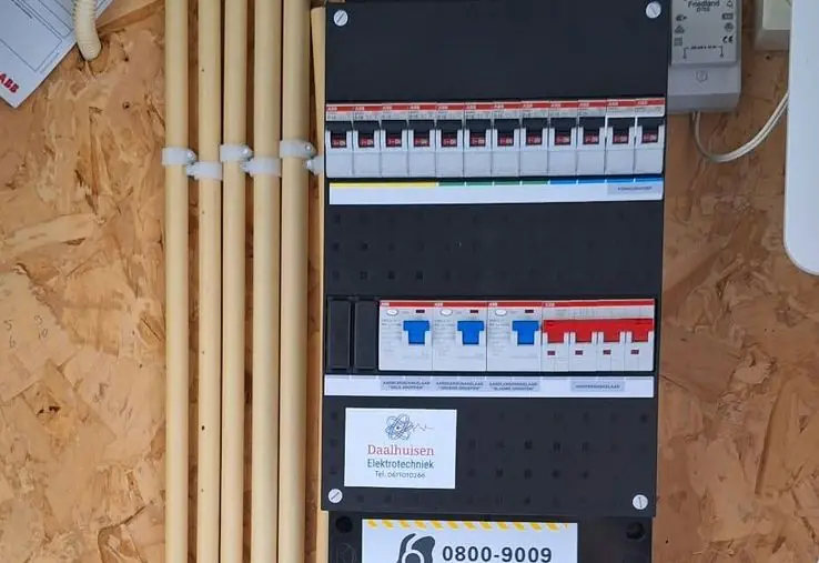 Nieuwe groepenkast met de sticker van Daalhuisen Elektrotechniek