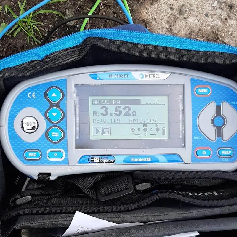 Installatietester met een meetwaarde op het scherm
